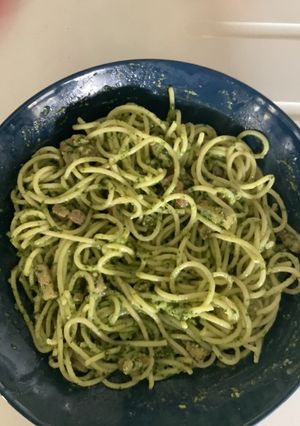 Una foto de Espaguetis al Pesto con chicha