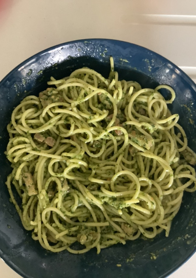 Una foto de Espaguetis al Pesto con chicha