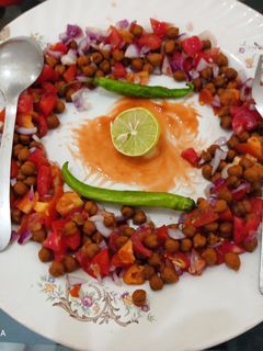 चना चाट (chana chat recipe in Hindi) रेसिपी मुख्य फोटो