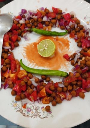 चना चाट (chana chat recipe in Hindi) रेसिपी मुख्य फोटो