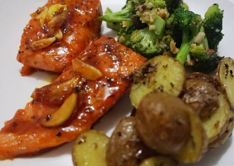 Resep Honey Glazed Salmon with Garlic Pan Roasted Baby Potato and Brocoli - No Oven yang Bikin Ngiler