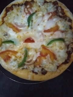 पिज़्ज़ा विथ होममेड बेस (pizza recipe in hindi) रेसिपी मुख्य फोटो