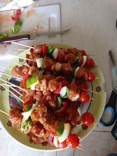 Una foto de Brochetas de pollo con adobo casero