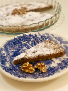 Una foto de Brownie de boniato y nueces en microondas