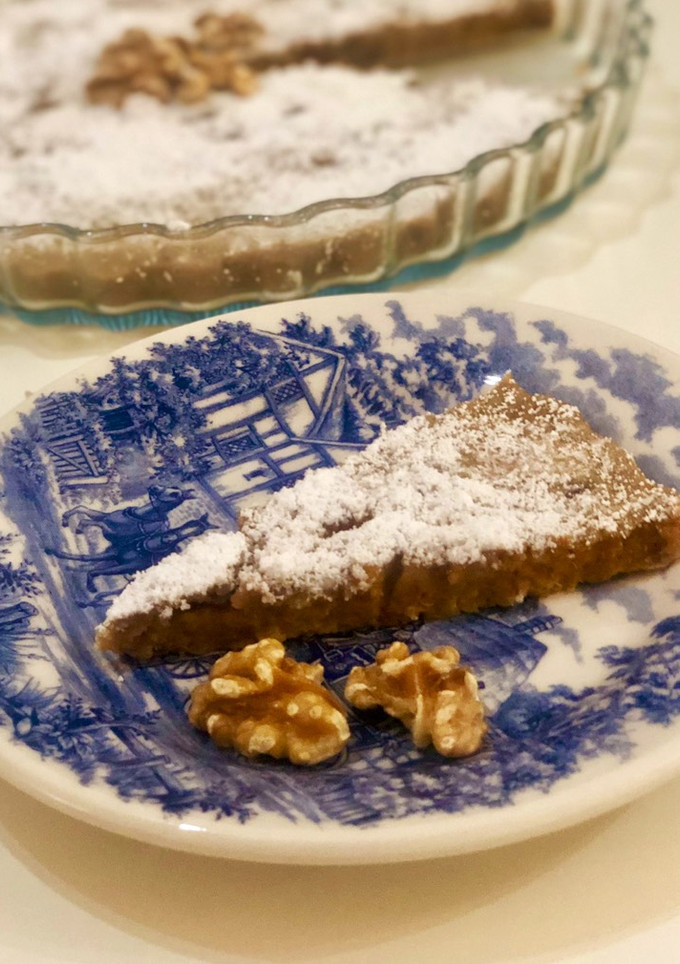 Una foto de Brownie de boniato y nueces en microondas
