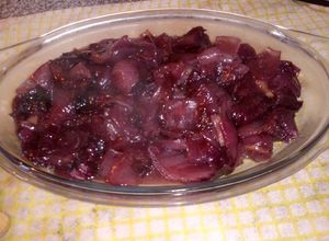 Una foto de Cebollitas moradas caramelizada al vino tinto