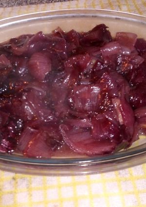 Una foto de Cebollitas moradas caramelizada al vino tinto