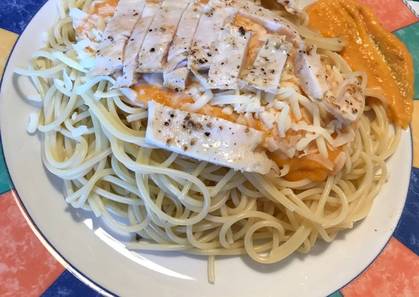 Espaguetis con salsa de tomate casera, queso y pollo en plancha