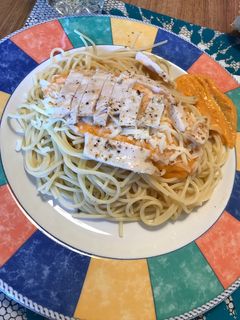 Una foto de Espaguetis con salsa de tomate casera, queso y pollo en plancha