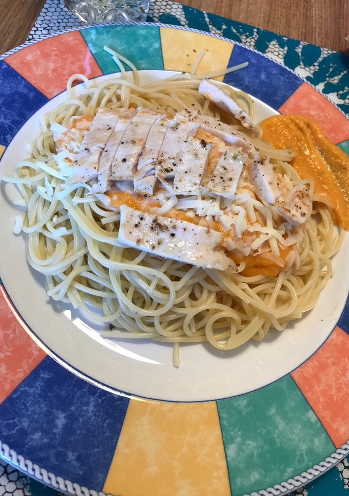 Una foto de Espaguetis con salsa de tomate casera, queso y pollo en plancha