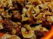 Una foto de guiso de fideo