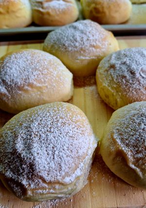 Una foto de Facturas rellenas de crema pastelera de dulce de leche