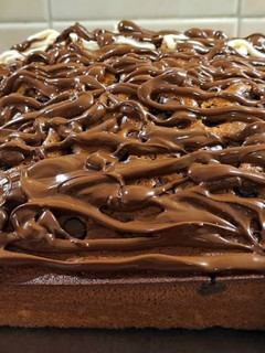 Una foto de Torta de vainilla con chips y cobertura de chocolate