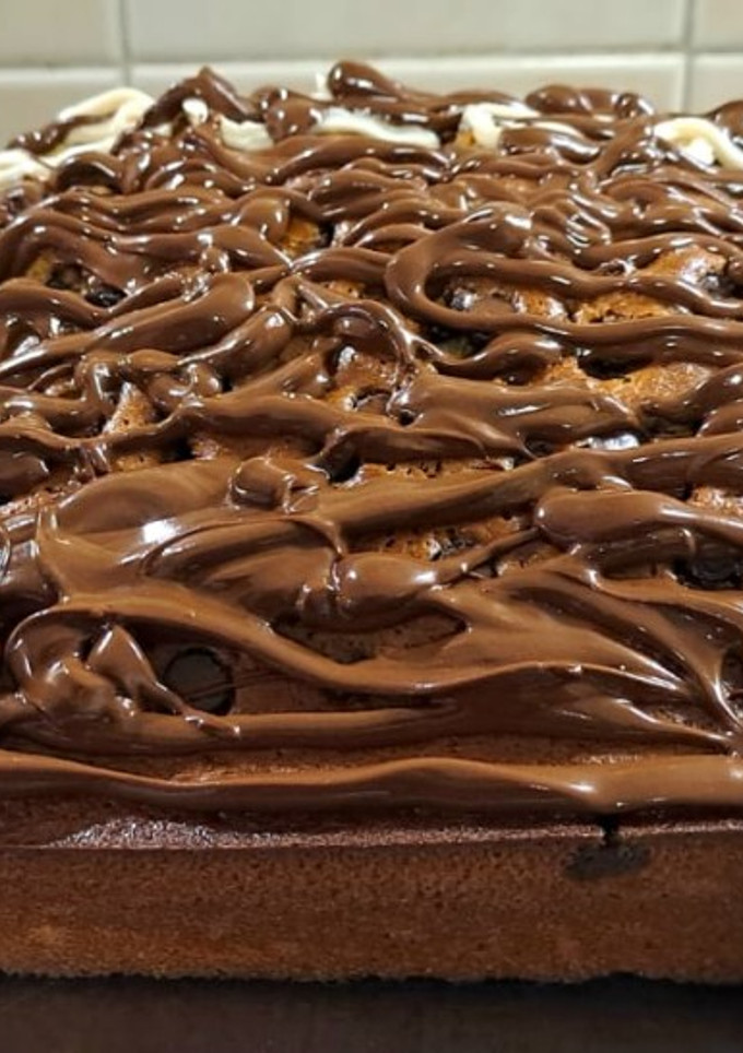 Una foto de Torta de vainilla con chips y cobertura de chocolate