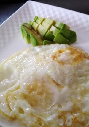 A picture of Fried eggs and avocado #4weekschallenge.