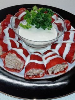 Una foto de Pimientos rellenos de carne con salsa Torta del Casar
