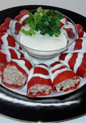 Una foto de Pimientos rellenos de carne con salsa Torta del Casar