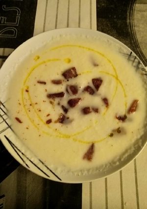 Una foto de Crema de melón con virutas de jamón