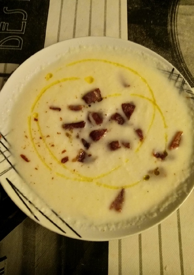 Una foto de Crema de melón con virutas de jamón