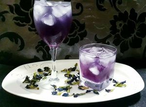 รูปของ น้ำดอกอัญชันน้ำผึ้งมะนาว Nam Dok Anchan (Thai Style Butterfly Pea Flower Juice With Lime)
