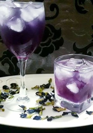 รูปของ น้ำดอกอัญชันน้ำผึ้งมะนาว Nam Dok Anchan (Thai Style Butterfly Pea Flower Juice With Lime)