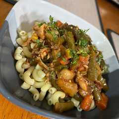 Una foto de Coditos con vegetales y costillas desmenuzadas al estilo del CHEF DIAZ
