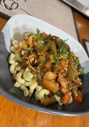 Una foto de Coditos con vegetales y costillas desmenuzadas al estilo del CHEF DIAZ