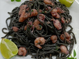 Spaghetti de tinta con puntilla y gambas