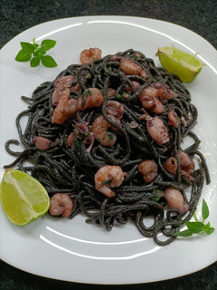 Una foto de Spaghetti de tinta con puntilla y gambas