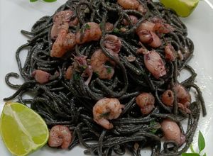Una foto de Spaghetti de tinta con puntilla y gambas