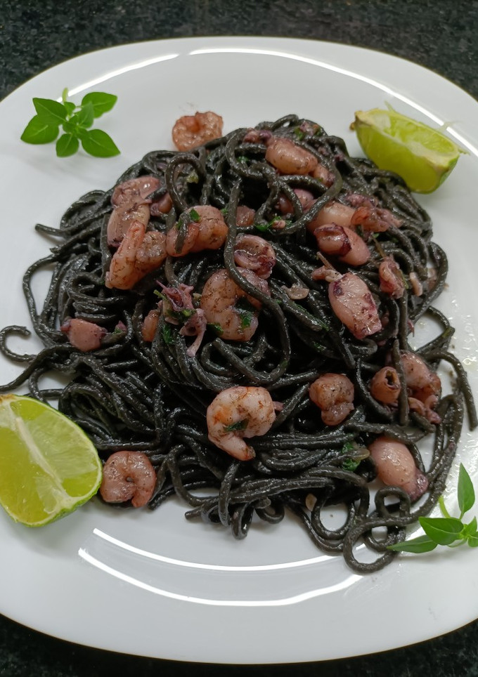 Una foto de Spaghetti de tinta con puntilla y gambas