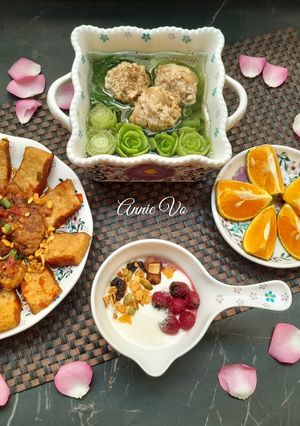 Hình của món Bữa cơm đơn giản đầy màu sắc.
