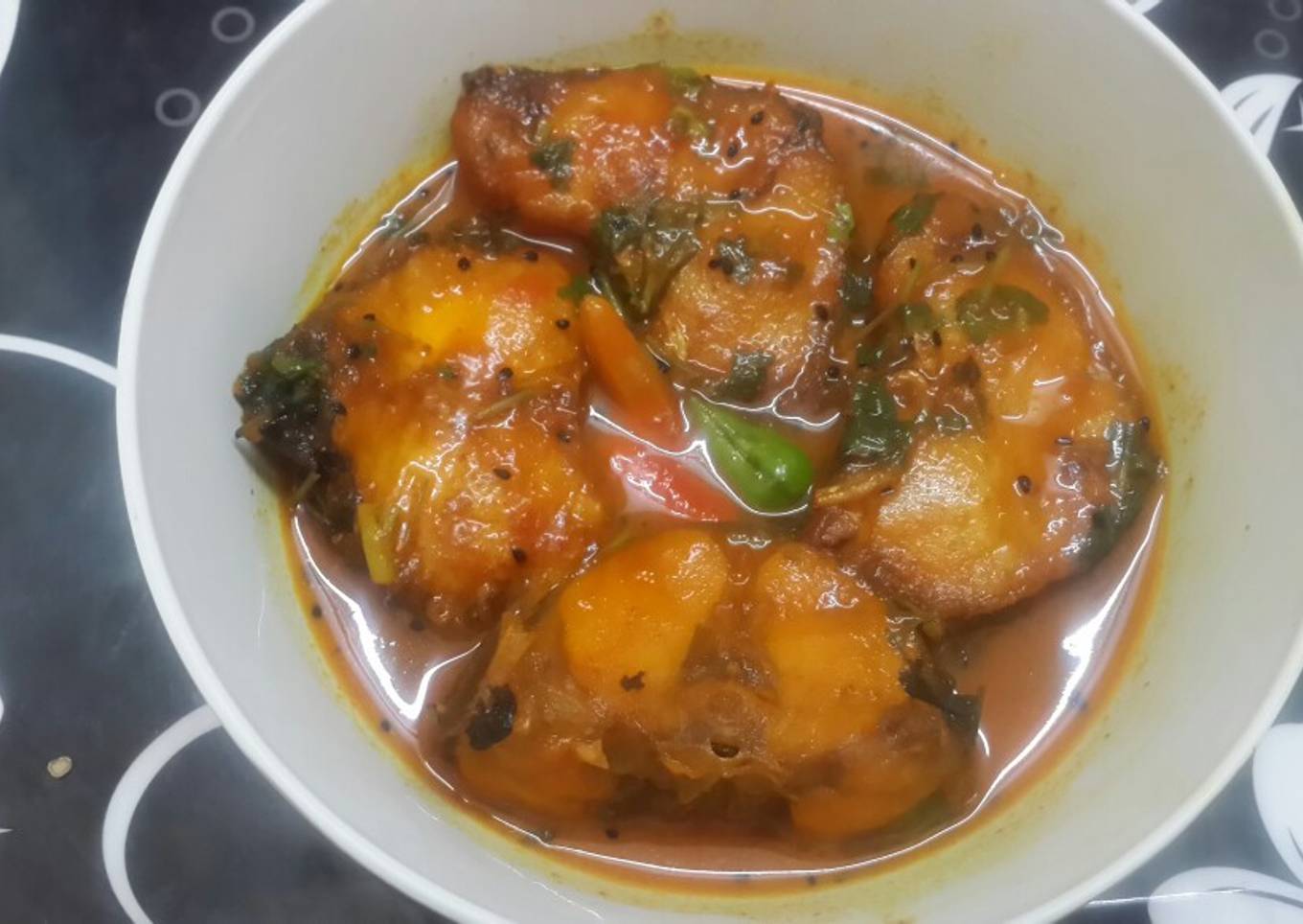 Kalo Jeere diye Rui Maacher Tel Jhol(Kalonji Rohu fish curry)