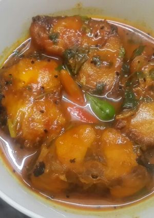 A picture of Kalo Jeere diye Rui Maacher Tel Jhol(Kalonji Rohu fish curry).
