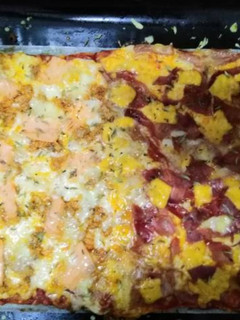 Una foto de Pizza de atún con salmón y queso de cabra / jamón y queso