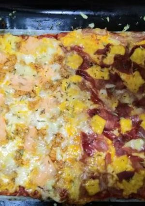 Una foto de Pizza de atún con salmón y queso de cabra / jamón y queso