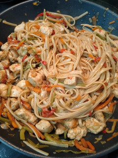 Una foto de Tallarines con verduras y pollo