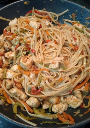 Una foto de Tallarines con verduras y pollo