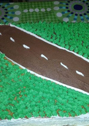 Una foto de Torta de cumpleaños cuadrada pista de cars con pasto de crema