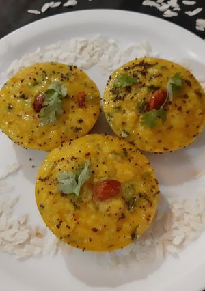 कटोरी पोहा इडली इन कढ़ाई (Katori poha idli recipe in hindi) रेसिपी मुख्य फोटो