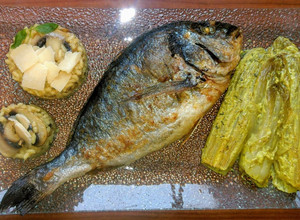 Foto principal de Dorada al horno, risotto de champiñones y endivias en crema de cúrcuma