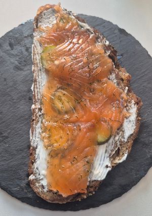 Una foto de Tostada de Philadelphia con Pepinos y Salmón Ahumado