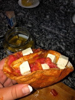 Una foto de Conos fritos con tomate y queso🍅