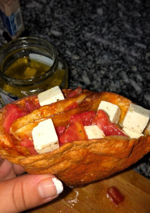 Una foto de Conos fritos con tomate y queso🍅