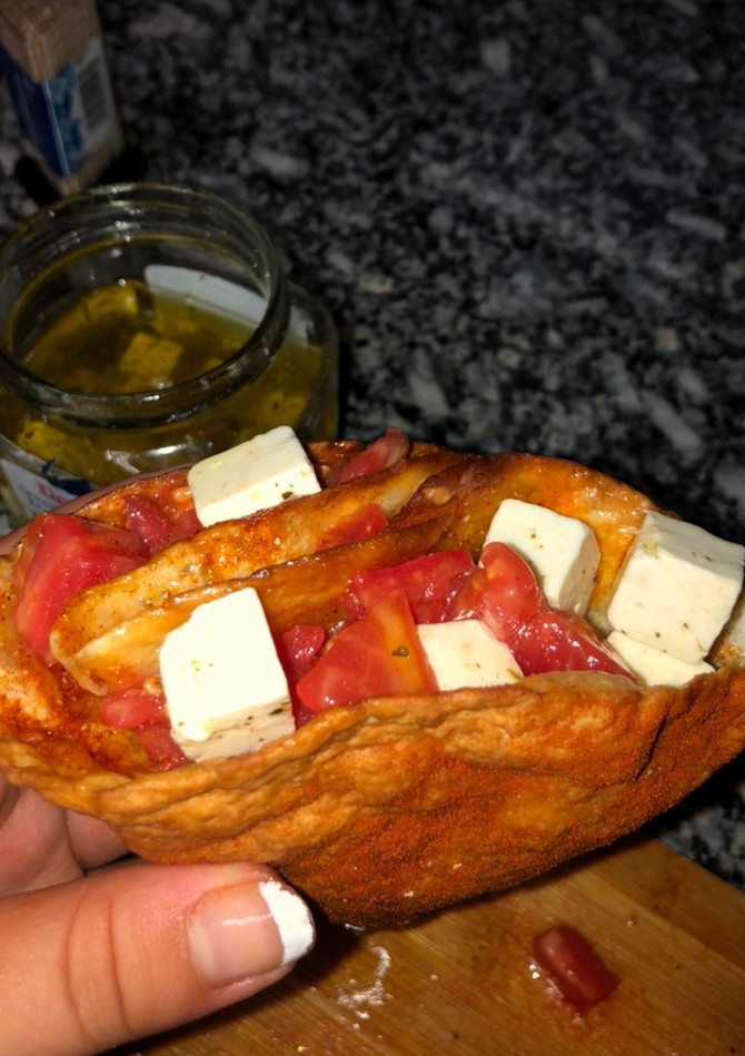 Una foto de Conos fritos con tomate y queso🍅