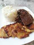 Mechada con patacon y arroz a las finas hierbas