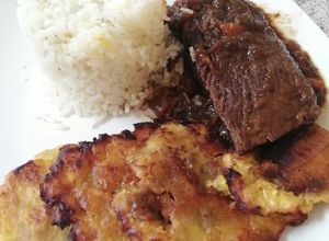 Una foto de Mechada con patacon y arroz a las finas hierbas