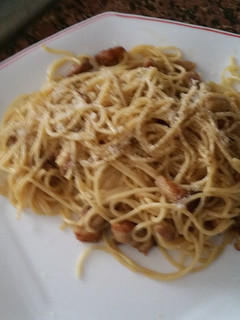 Una foto de Espaguetis a la carbonara de parmesano y bacon