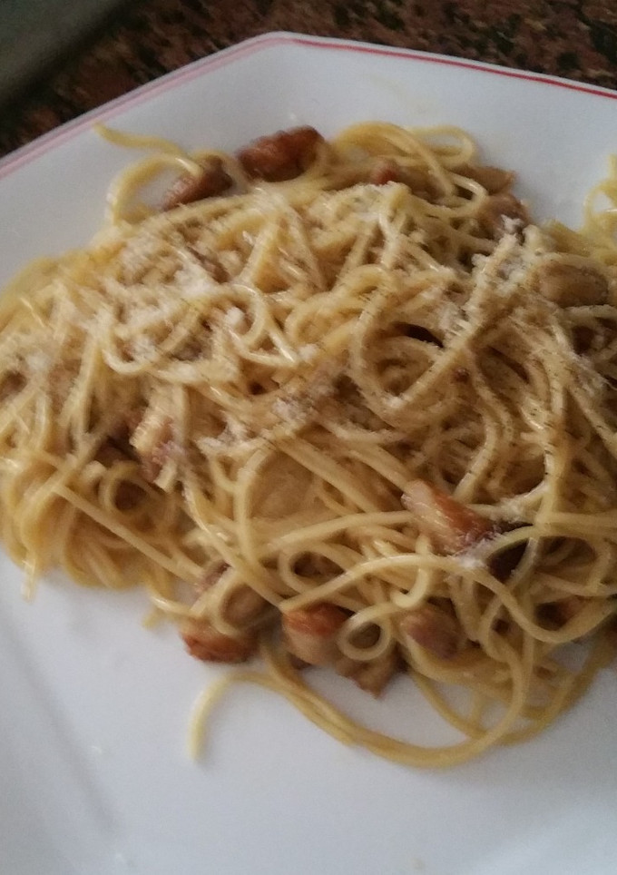 Una foto de Espaguetis a la carbonara de parmesano y bacon