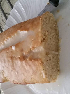 Una foto de Bizcocho vegano de limón con glaseado